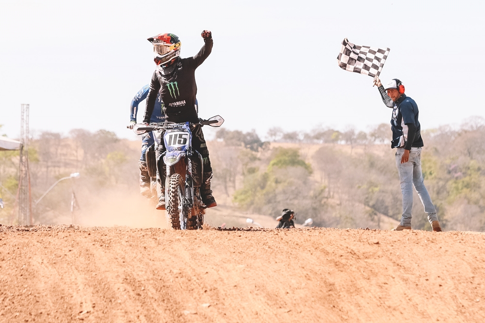 Prova de motocross reúne pilotos do Brasil e da França no extremo norte do  país, ap