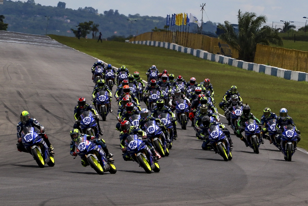 Piloto de apenas 12 anos vence na Copa Yamaha R3 em Cascavel - Racemotor